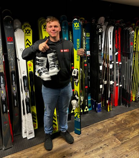 Ski Mitarbeiter vor dem Skiverkauf