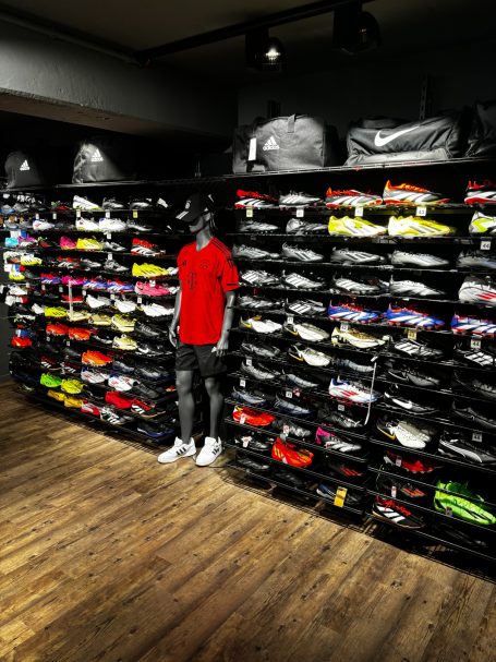 Fußball Wand auf der Fußballschuhe präsentiert werden