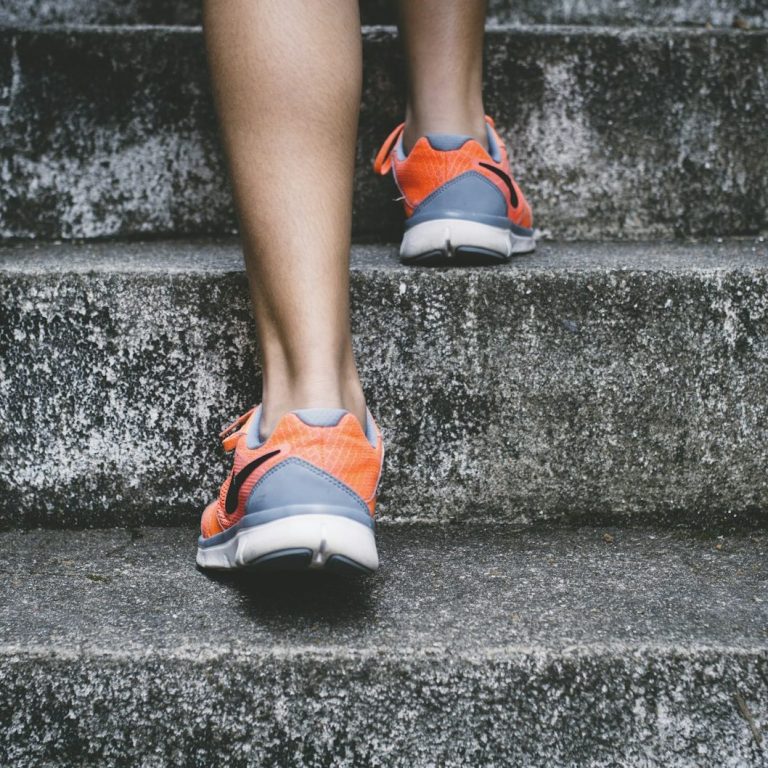 Läufer Füße eines läufers beim treppenlaufen
