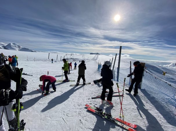 Ski Skifahrer auf dem berg