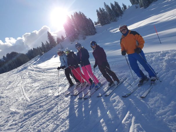 Ski Skifahrer auf dem berg