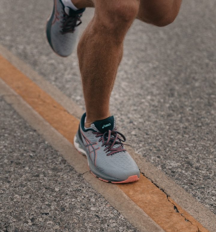 Yoga Frau beim Meditieren im Sonnenuntergang