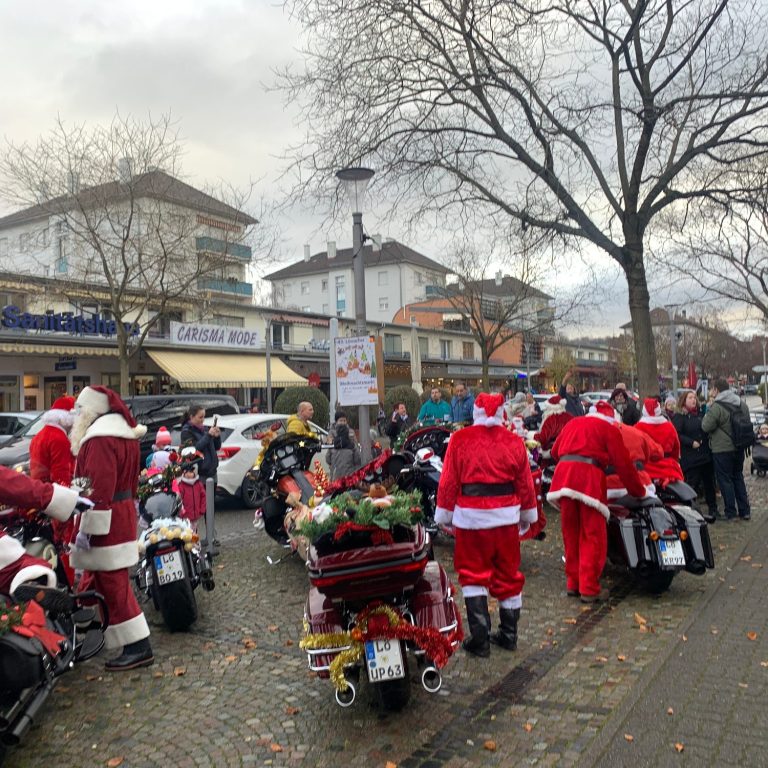 Harley Gruppe von Harleyfahrern in nikolaus kostümen