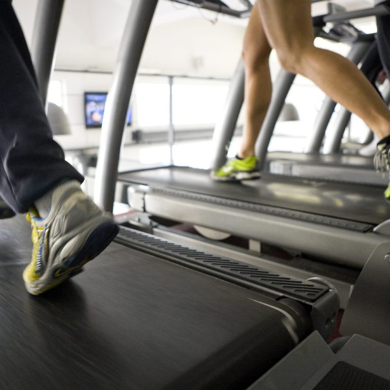 Laufband Zwei beine von Läufern auf einem laufbändern