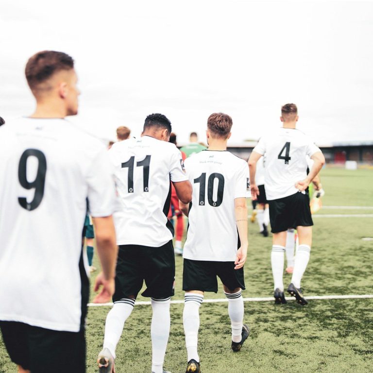 Tischtennis eine tischtennisplatte mit zwei schlägern und ball