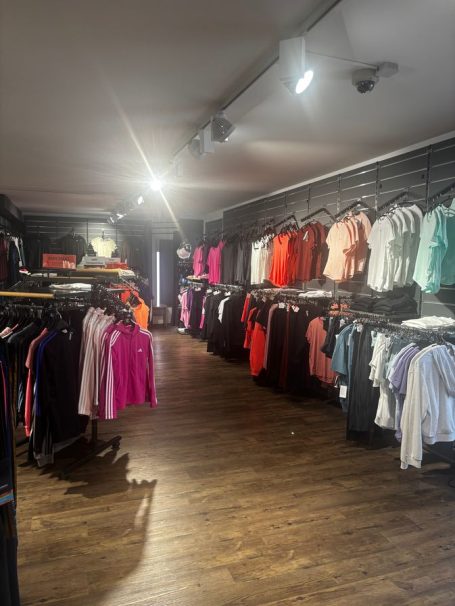 Textielabteilung Damen Textielabteilung der Damen verschiedene T-shirts und hosen