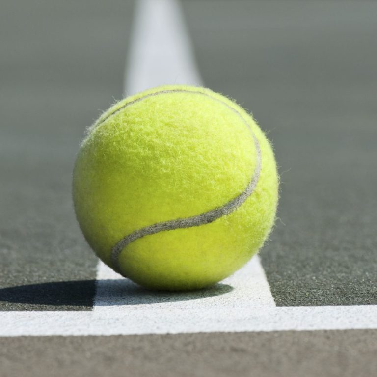 Tennis Tennisbll der auf einem Tennisplatz liegt