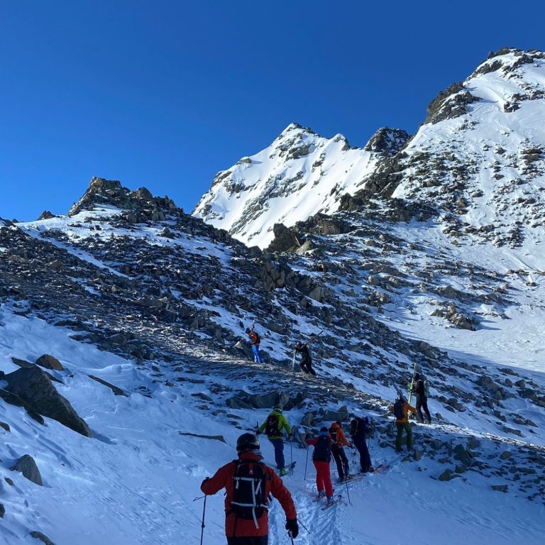 Ski Gruppe von Skitouren läufern auf dem berg
