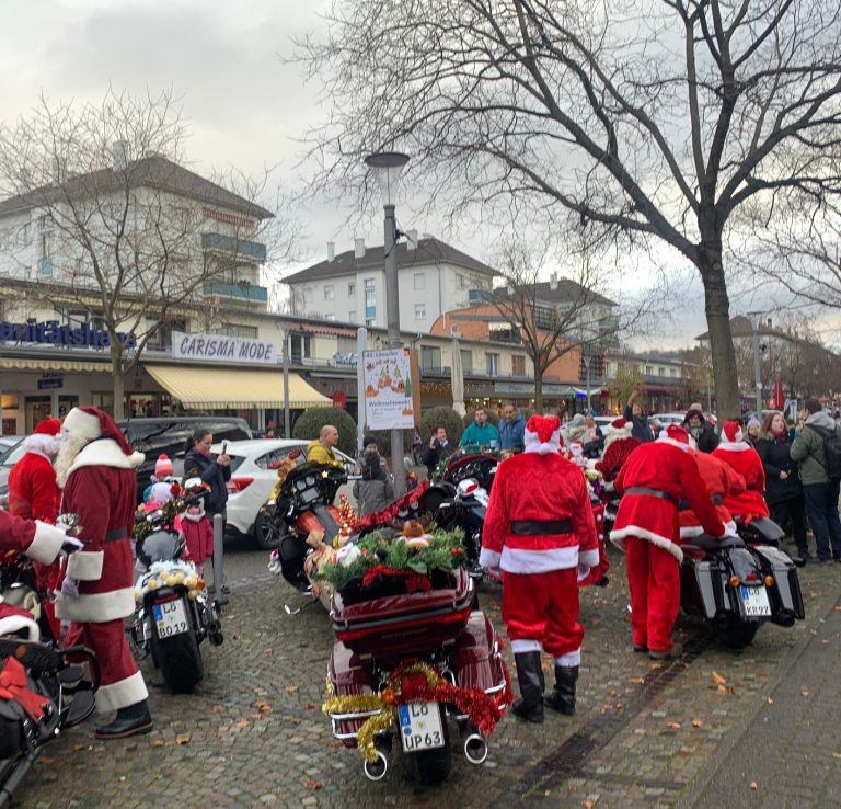 Gruppe von Harleyfahrern in nikolaus kostümen