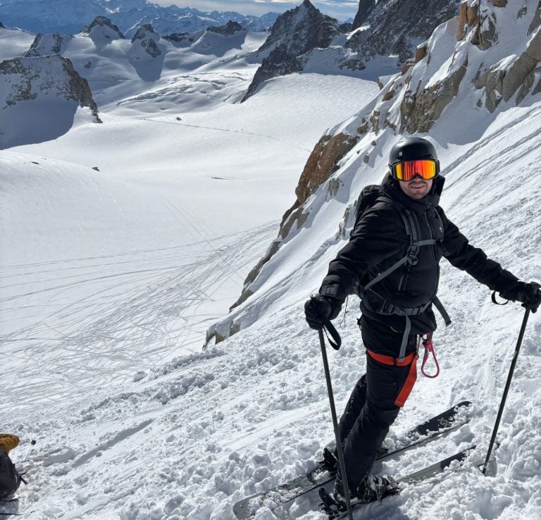 Gruppe von Skitouren läufern auf dem berg